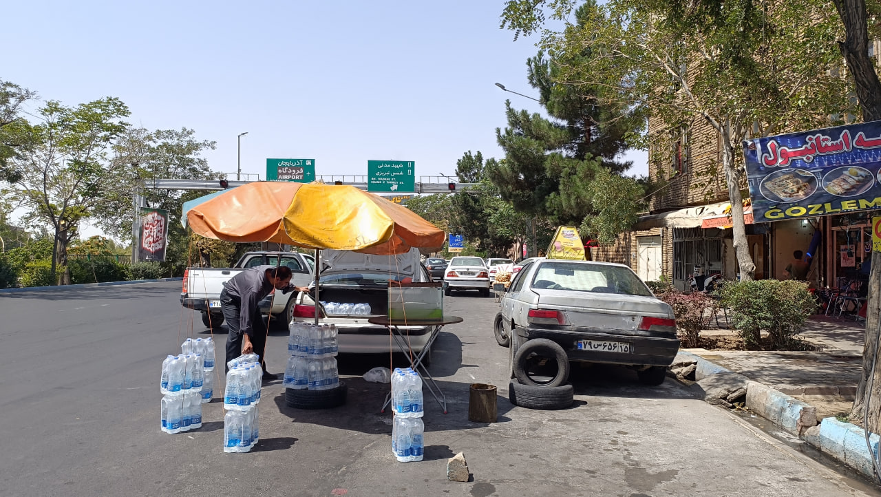 فروش آب آشامیدنی در زیر تابش نور خورشید